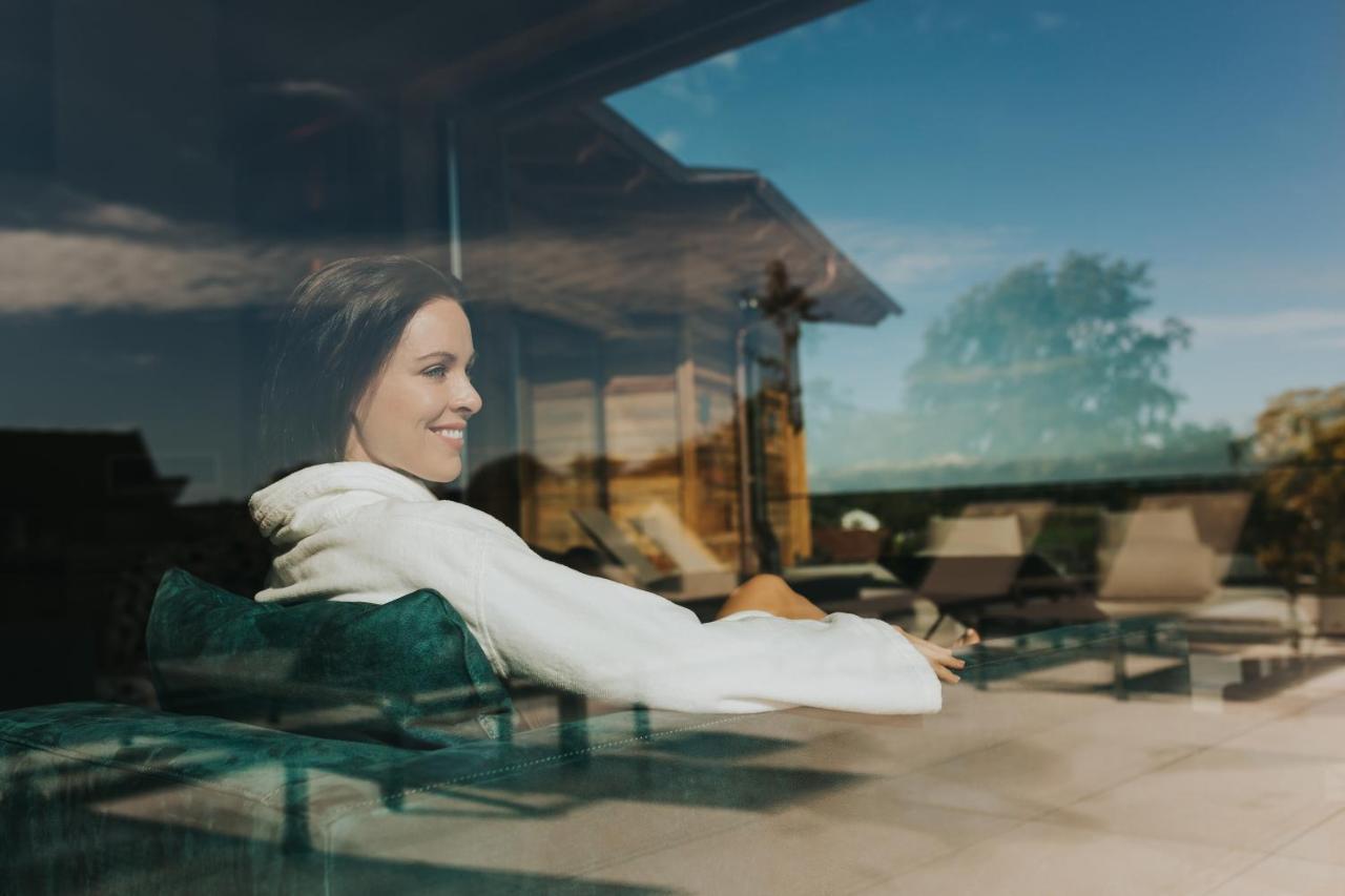 Ortner'S Resort Bad Füssing Exterior foto A woman relaxing at a resort