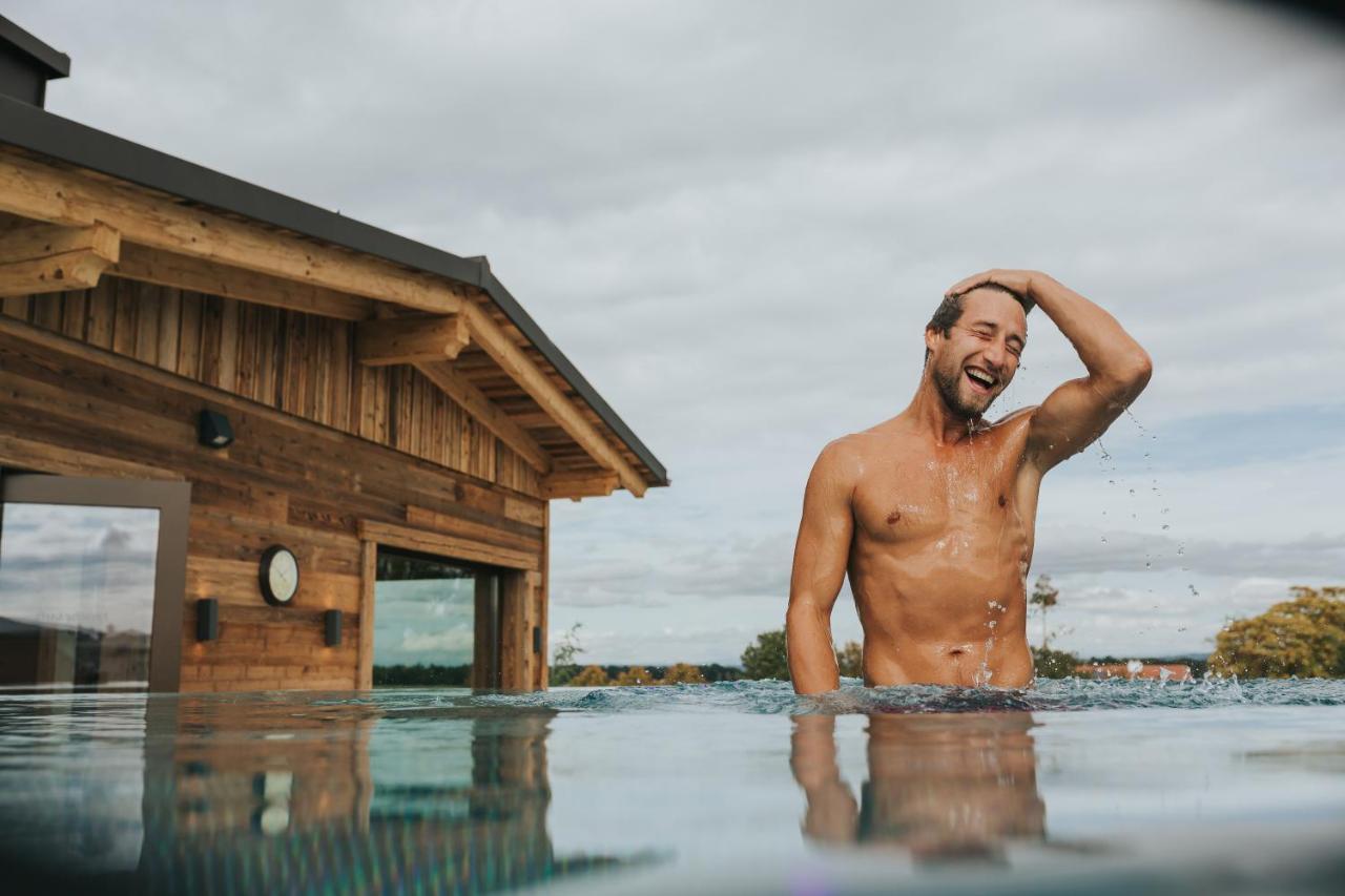Ortner'S Resort Bad Füssing Exterior foto A man in a swimming pool