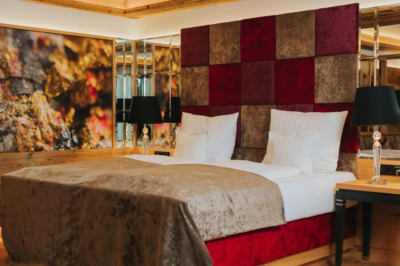 Ortner'S Resort Bad Füssing Exterior foto A bedroom at the Hotel de Crillon